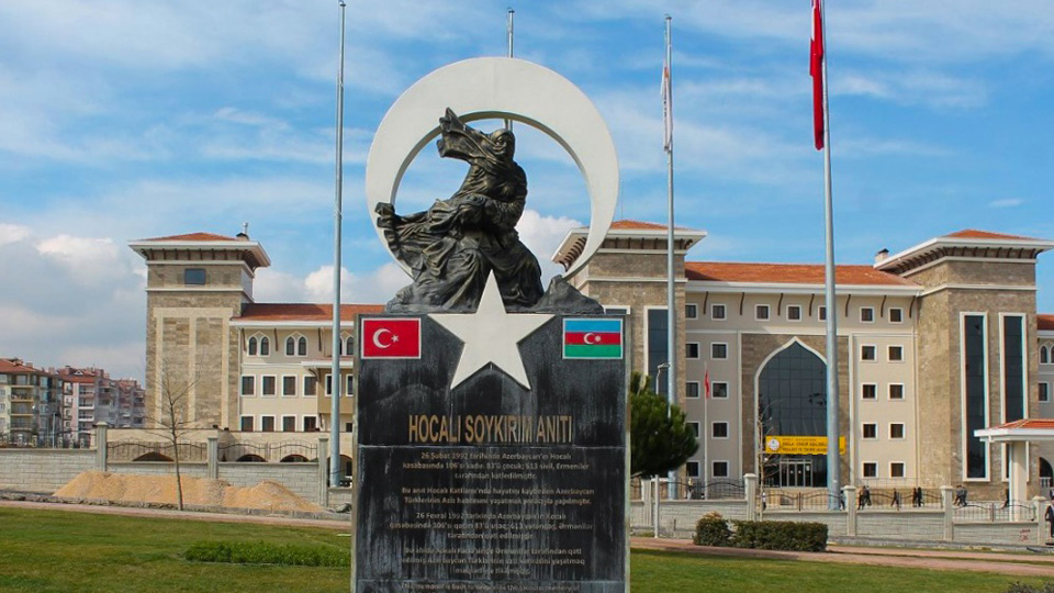 4 noyabr, 2016. Xocalı şəhidlər abidəsi. Dənizli, Türkiyə