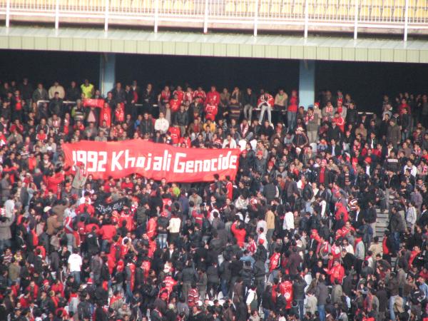 Tehranın 'İstiqlal' klubu ilə oyunda (26 fevral 2010) Traktor Sazi azarkeşləri Xocalı soyqırımının qurbanlarını yad edirlər